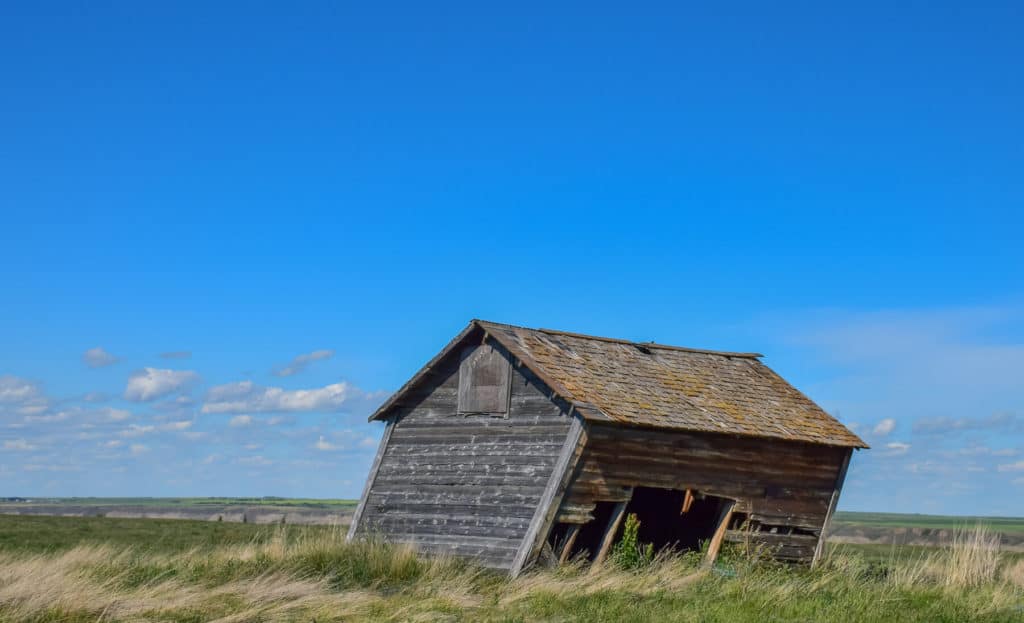 A leaning old cabin on the Hoodoo Trail