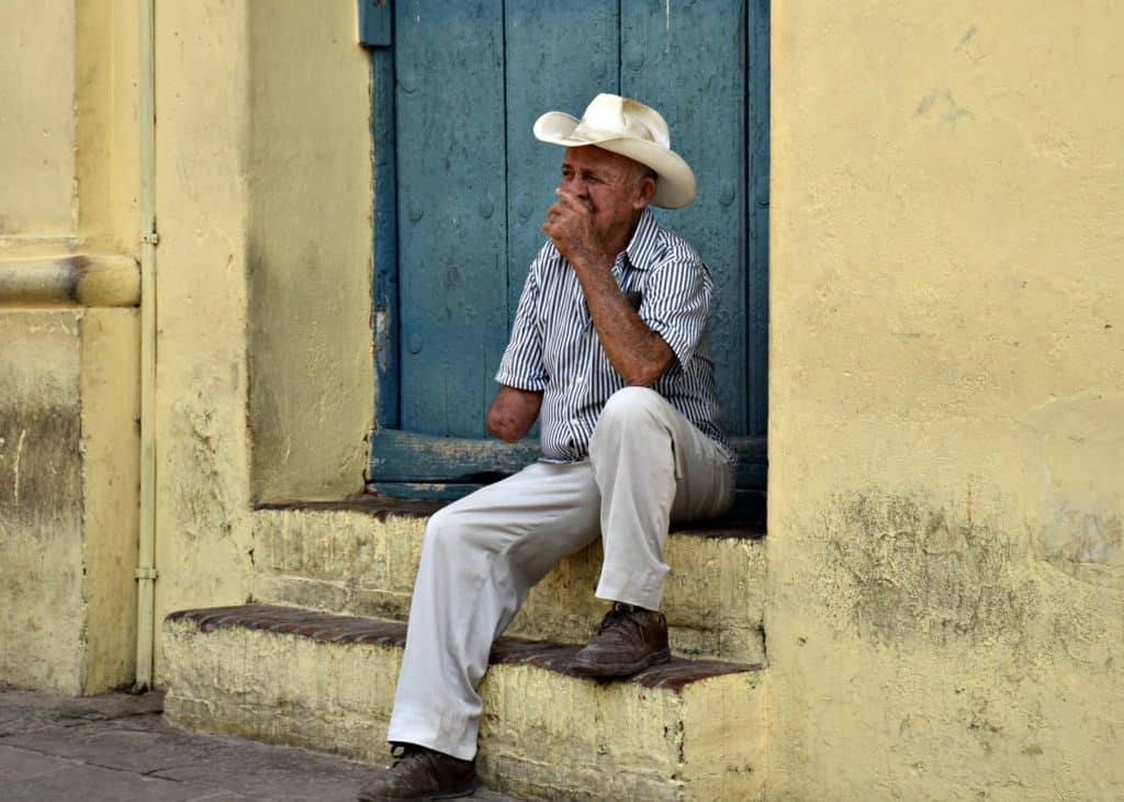 Photos of the Week: People Watching in Cuba - Travel Bliss Now