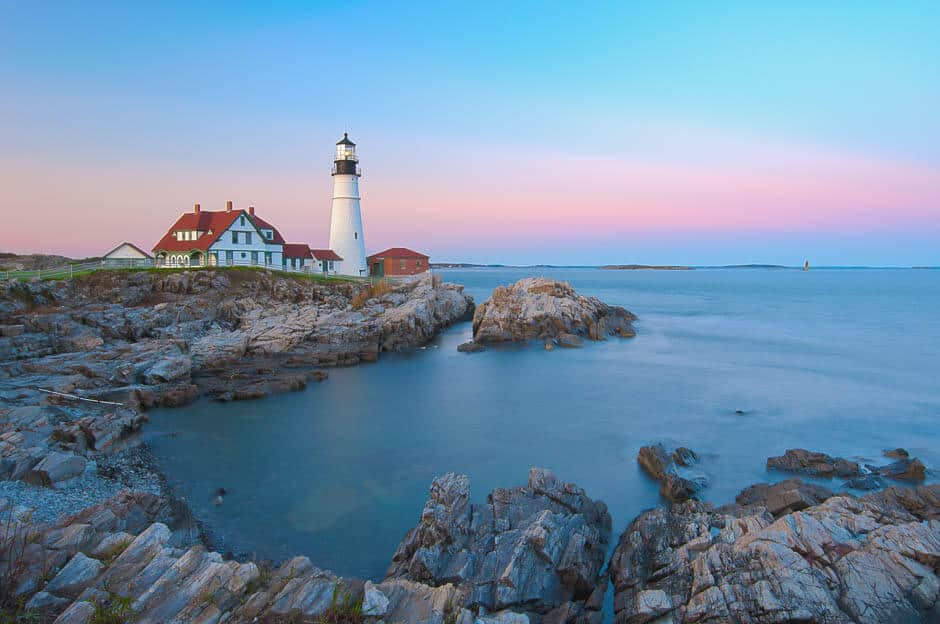 Lighthouse on the coast of Maine, a must-see on a New England road trip