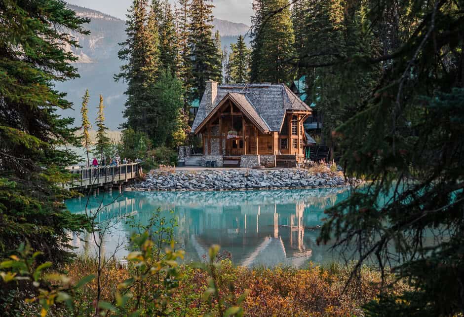 A cottage at the edge of a lake surrounded by trees in Yoho National Park in BC, Canada